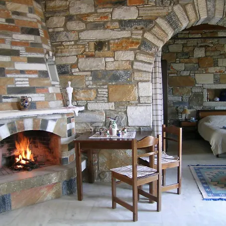 Traditional Stone-built Azalas Apartamento