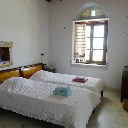 Traditional Stone-built Azalas Apartamento